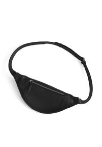 Zwarte leren heuptas met een gebogen vorm, voorzien van een ritszak en een platte band voor verstelbare lengte. Gladde textuur.