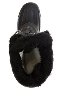 Černá voděodolná bota s gumovým vnějškem, měkkou černou chlupatou podšívkou a bílou vnitřní podšívkou. Má šněrovací design u vrchní části.