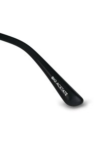 Tempio degli occhiali in bio acetato nero, design elegante con una finitura liscia e opaca e testo in rilievo che recita "BIO ACETATE" lungo il lato.