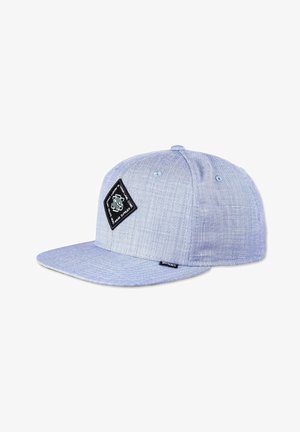 Hellblaues Snapback-Cap mit strukturiertem Design, das vorne ein rautenförmiges schwarzes Patch und texturierten Stoff aufweist.