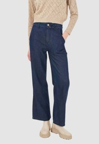 Pantaloni in denim blu scuro con un design a gamba dritta, dotati di tasche frontali, chiusura con bottone e dettagli di cucitura discreti.