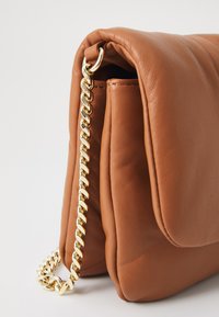 Tommy Hilfiger SOFT CROSSOVER - Sac bandoulière - cinnamon bark