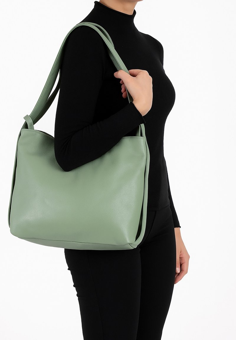 Groene leren schoudertas met een gladde textuur, voorzien van een groot hoofdcompartiment en dubbele schouderbanden voor eenvoudig dragen.