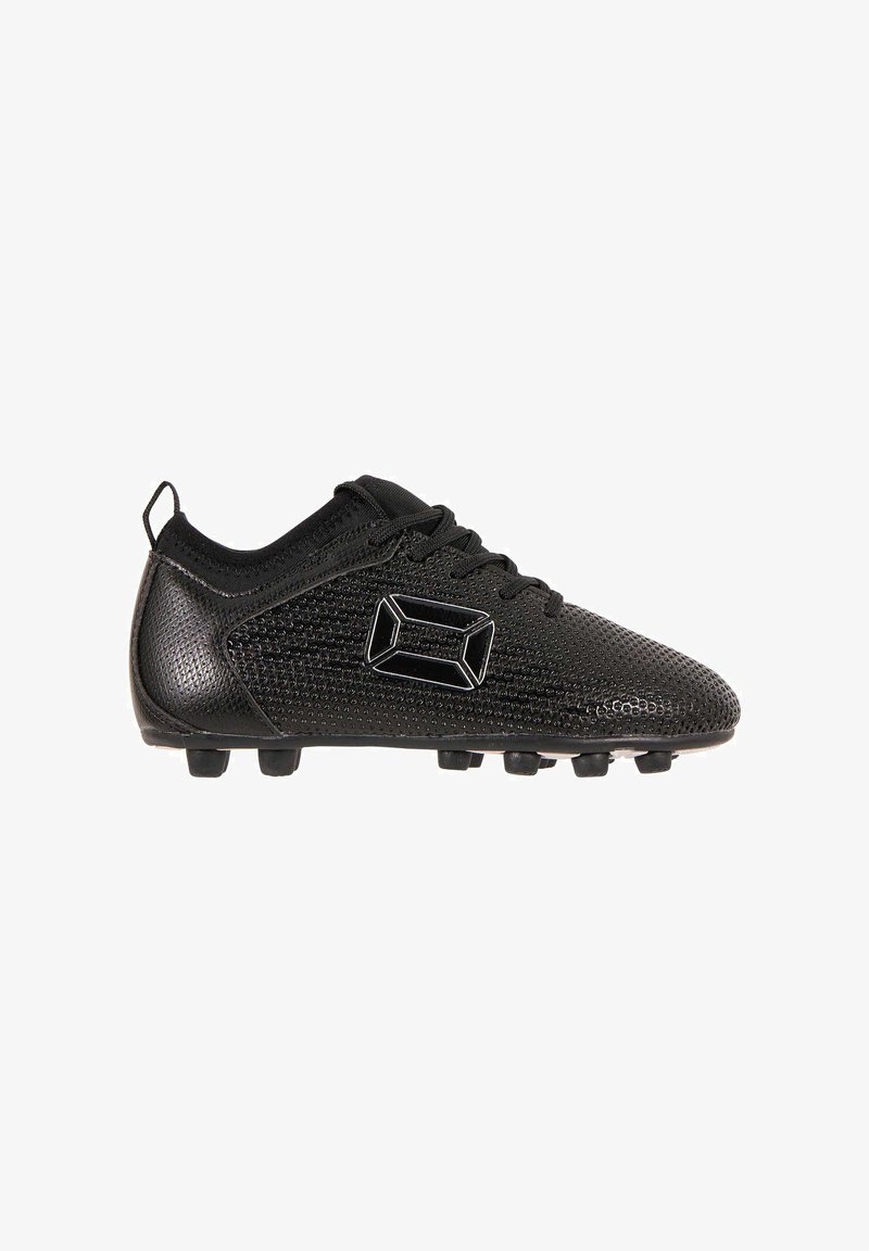 Crampon de football noir avec surface texturée, lacets, crampons moulés et logo géométrique sur le côté, incliné vers la gauche sur fond blanc.