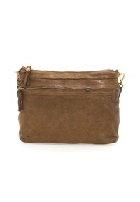 Borsa in pelle marrone con tasca frontale con zip e hardware color oro su sfondo bianco.