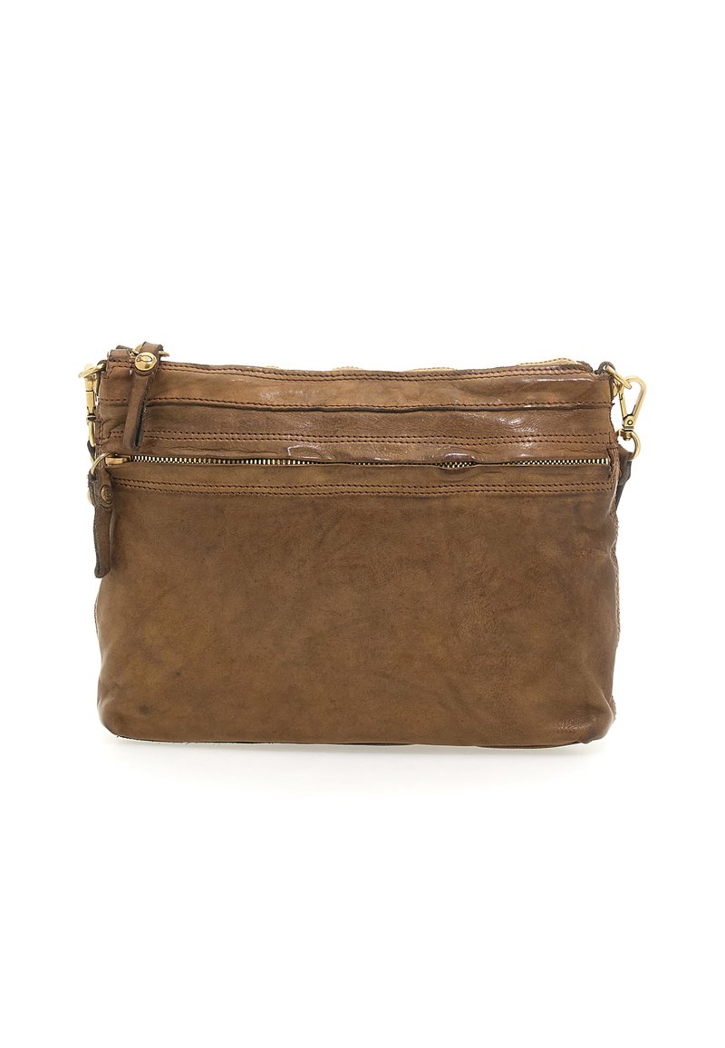 Borsa in pelle marrone con tasca frontale con zip e hardware color oro su sfondo bianco.