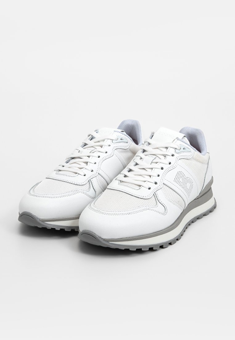 Weiße Sportschuhe mit einem strukturierten Stoffobermaterial, Mesh-Akzenten, runden Schnürsenkeln und einer grauen Gummisohle. Verfügt über einen gepolsterten Schaftrand.