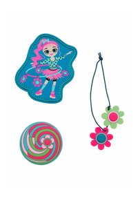 Accessori colorati con una patch blu raffigurante una ragazza con un hula hoop, un design a vortice di caramella rotondo e charm a forma di fiore in rosa e verde.