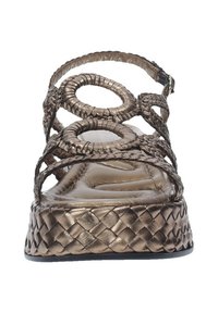 Sandali intrecciati in bronzo con un design a strappo decorato, soletta testurizzata e fori rotondi. La base della piattaforma intrecciata offre altezza.