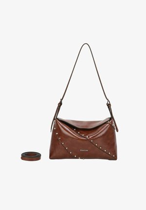 Bolso de hombro de cuero sintético marrón con parte superior curva, acentos de tachuelas y una correa ajustable. Presenta un diseño elegante y plegado.