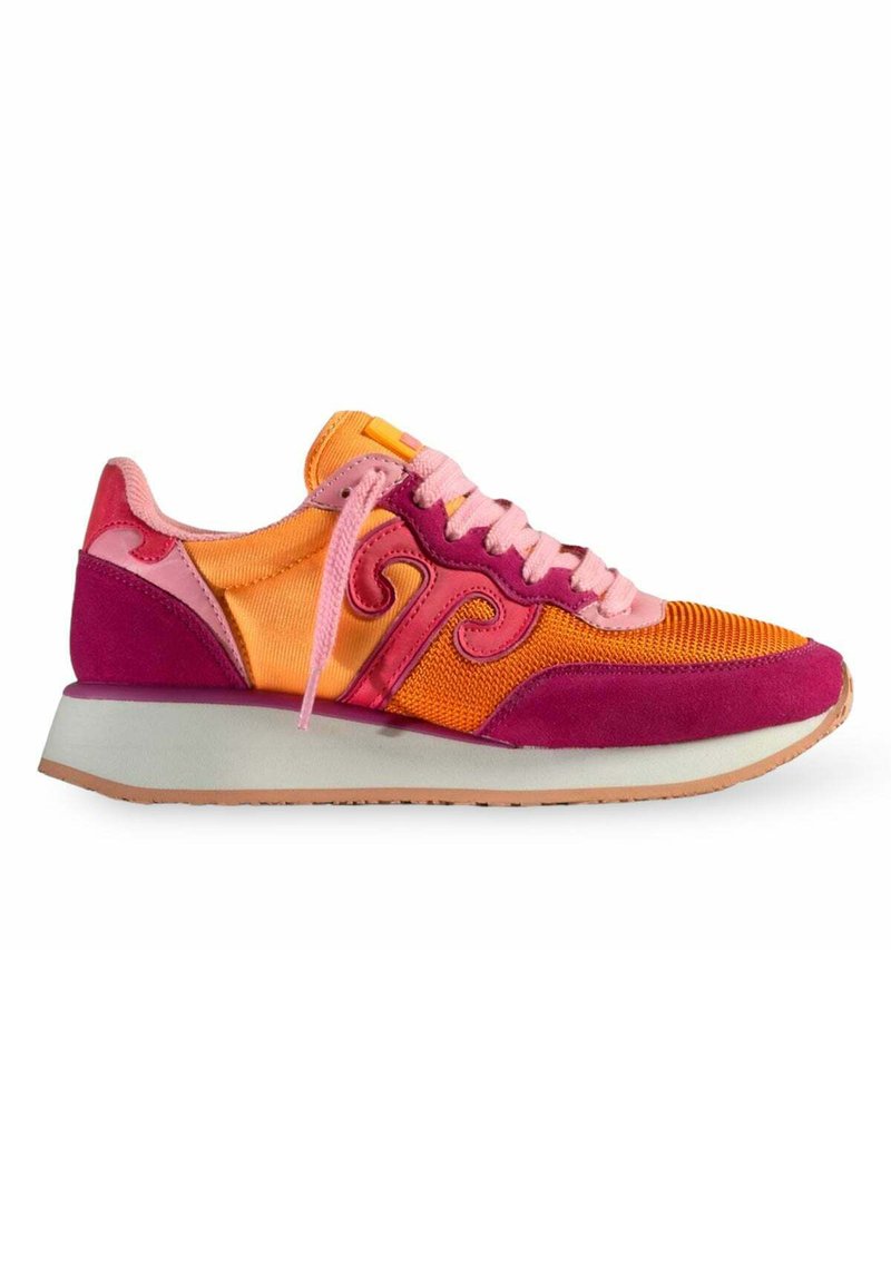 Sneaker colorato in rosa, arancione e viola. Presenta un misto di materiali con una tomaia testurizzata, lacci e una suola di colore chiaro.