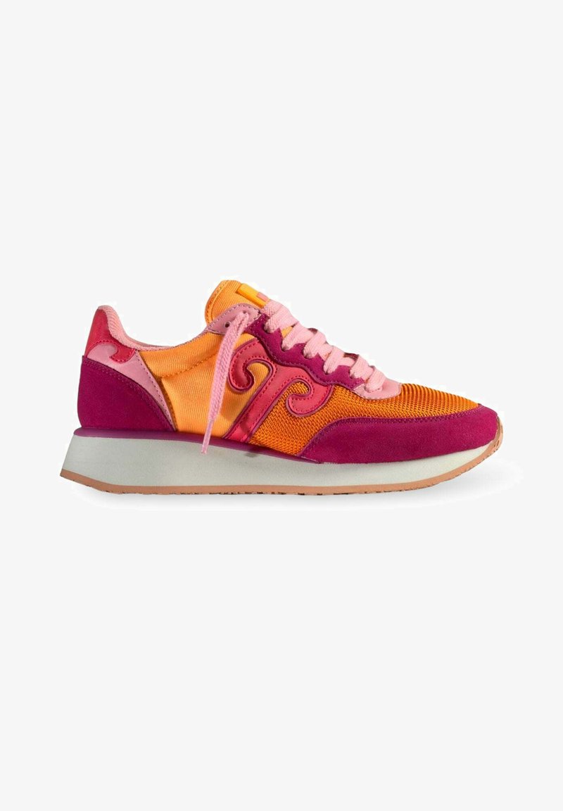 Sneaker colorato in rosa, arancione e viola. Presenta un misto di materiali con una tomaia testurizzata, lacci e una suola di colore chiaro.