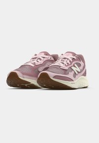 New Balance FRESH FOAM ARISHI V4 - Pantofi de alergare pe asfalt - pink salt