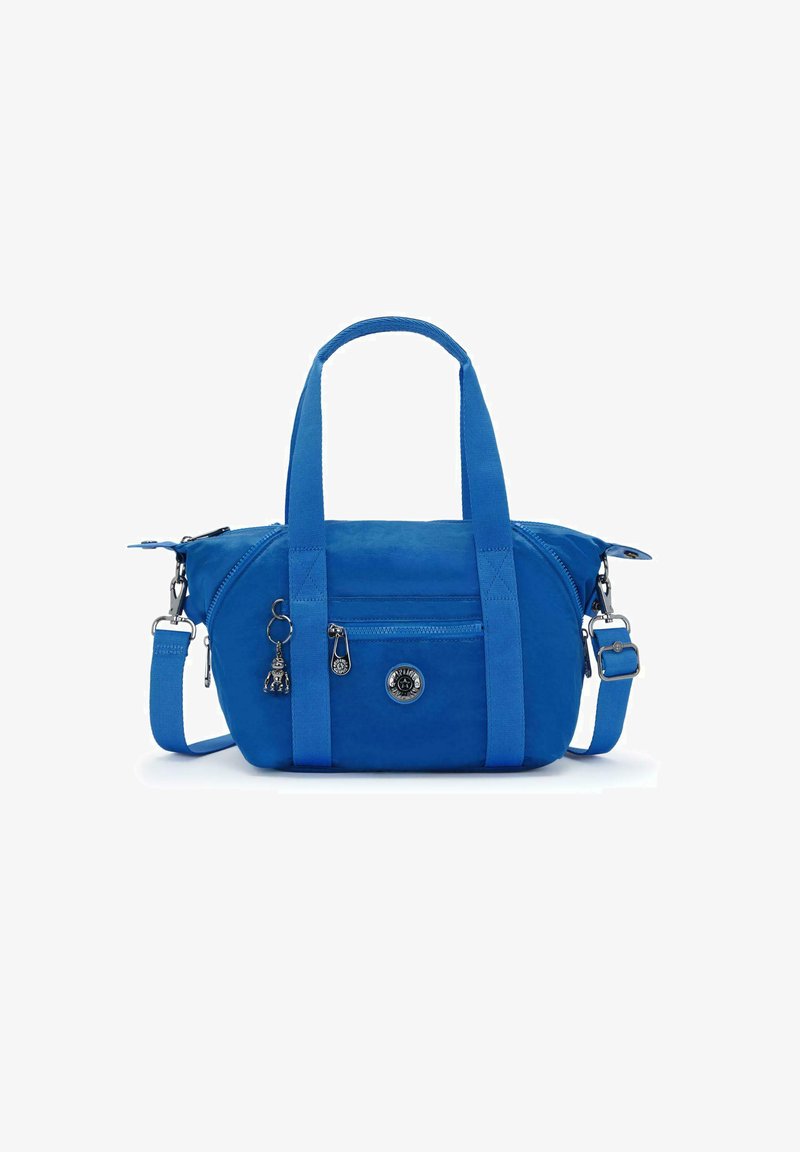 Bolso de tela azul con dos asas cortas, correa para el hombro ajustable, bolsillo con cremallera y herrajes con logotipo. Presenta un detalle de charm.
