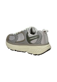 Scarpe atletiche chunky con un design grigio e verde chiaro, tessuto testurizzato e suola in gomma beige con dettagli moldati.