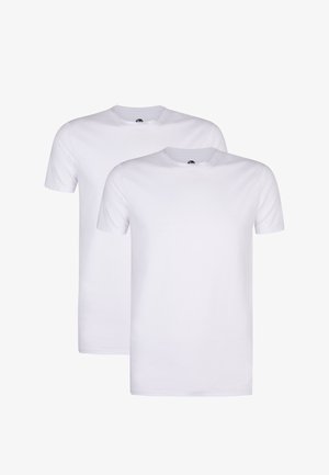 Dvě jednoduchá bílá bavlněná trička s krátkými rukávy, kulatým výstřihem a běžným střihem bez vzorů či ozdob.