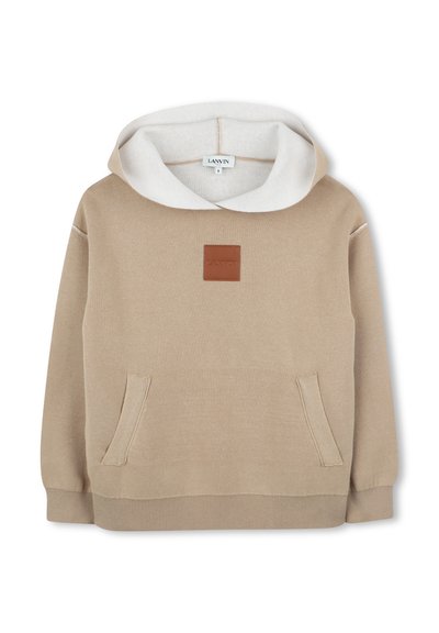 Felpa beige in cotone con cappuccio foderato bianco, tasca frontale, polsini a costine e patch in pelle marrone sul petto.