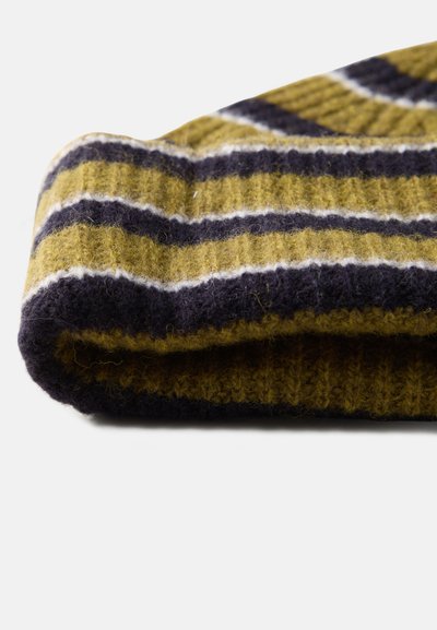 Gorro de malha riscado em verde-oliva e azul-marinho, com uma textura canelada e riscas brancas de destaque. O tecido parece suave e espesso.