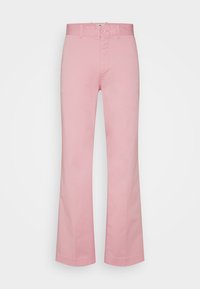 Ljusrosa, utsvängda byxor i bomull med knappstängning fram, bälteshällor och sidofickor. Slät textur och skräddarsydd passform.