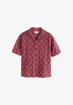 Kortärmad skjorta i rött med ett geometriskt vitt mönster, utrustad med krage, knappstängning och avslappnad passform.