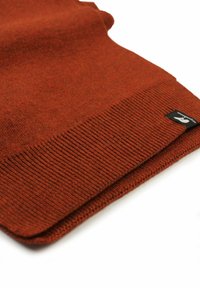 Scarf lavorato a maglia di colore ruggine con bordo a righe e superficie liscia. Presenta un piccolo etichetta nera nell'angolo.