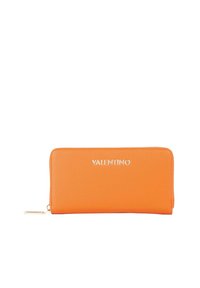 Portafoglio in pelle arancione con finitura liscia, caratterizzato da un logo "Valentino" dorato sulla parte frontale e una chiusura con cerniera sul lato.