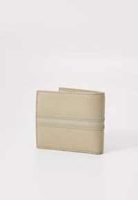 Beige lommebok med glatt tekstur, minimalistisk design og to horisontale elastiske bånd. Kompakt fasong med rene sømdetaljer.