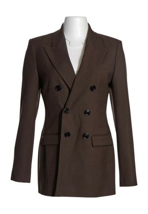 Blazer marrón oscuro de doble botonadura con seis botones negros, solapas con muesca y dos bolsillos de solapa delanteros en un torso de maniquí blanco.