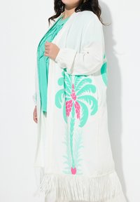 Kevyt valkoinen kimono, jossa on turkoosi palmupuu- ja vaaleanpunaiset kukkakuviot, friteerattu helma ja rento istuvuus. Pehmeä, teksturoitu kangas.