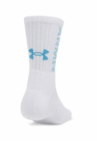 Hvid sportsstrømpe med ribbet tekstur, blå Under Armour-logo og brandingtekst på siden. Standard crew-længde.