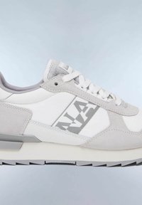 Grå og hvid sneaks med ruskind og mesh materialer, udstyret med en tekstureret overdel, runde snørebånd og et stort logo på siden.
