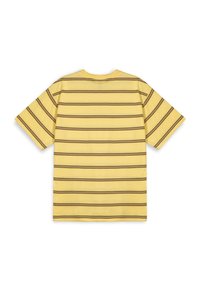 Camiseta amarilla de manga corta con rayas marrones horizontales, cuello redondo y un corte relajado, confeccionada en suave algodón.