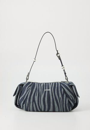 Mala de ganga com padrão de zebra, com forma curvada, em tons de azul escuro e azul claro, apresentando uma alça destacável e fecho de correr prateado.