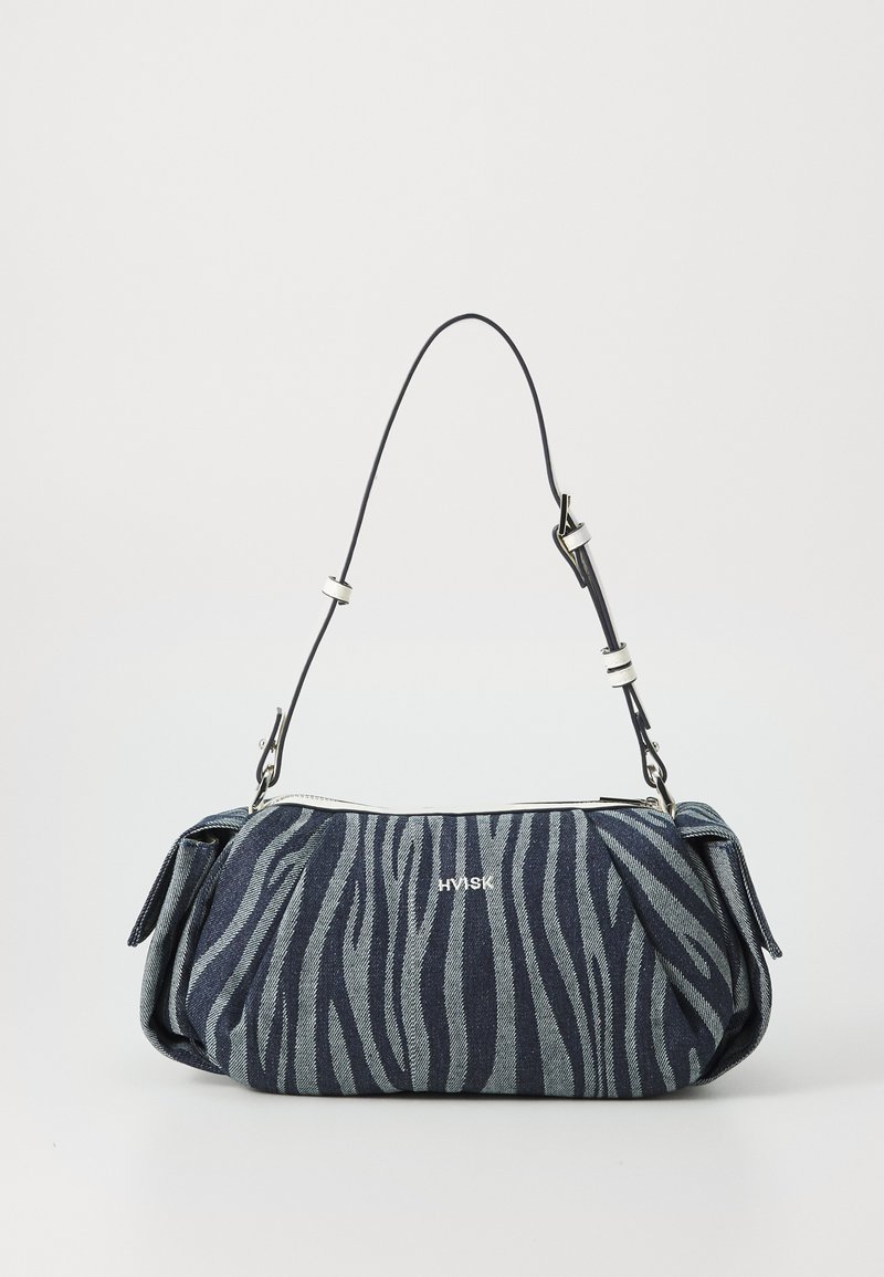 Zebra-mönstrad denimhandväska med kurvad form, mörkblå och ljusblå nyanser, med avtagbart bälte och silverfärgad dragkedja.