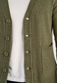 Olijfkleurige gebreide cardigan met een geribde halslijn, zes knopen, een enkele zak en een zachte textuur.