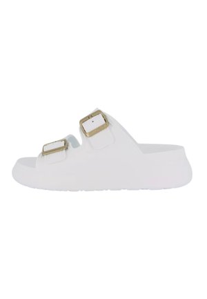 Sandalo slip-on bianco con due fibbie dorate regolabili e suola piatta texturizzata, visto di lato.