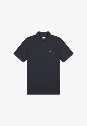 Polo noir à manches courtes avec col, patte à trois boutons et petit logo Wrangler bleu sur la poitrine gauche.