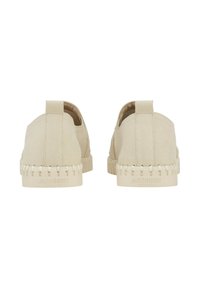 Off-white suède instappers met een gestructureerde rubberen zool, voorzien van een decoratieve gestikte rand en een achterste trekband voor eenvoudig aan- en uittrekken.
