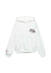 Sweat-shirt à capuche blanche avec poche avant et texte noir "Start Create Los Angeles California EST. 1991" sur le côté gauche de la poitrine et texte rouge sur le poignet gauche.