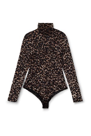 Langarm bodysuit in luipaardprint, met een hoge funnelnek, strakke zwarte en bruine stof, en drukknoopsluiting aan de onderkant.