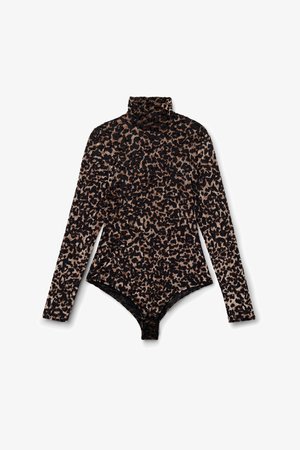 Langarm bodysuit in luipaardprint, met een hoge funnelnek, strakke zwarte en bruine stof, en drukknoopsluiting aan de onderkant.