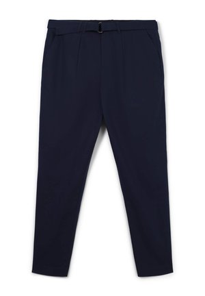 Pantalons navy à coupe ajustée, avec des plis sur le devant, des poches latérales et une ceinture avec une boucle en métal. Texture de tissu lisse.