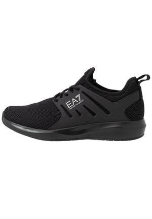 Sort atletiksko med mesh-overdel, snørebånd og EA7 Emporio Armani-logo på siden, set udefra.