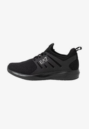Czarny sportowy sneaker z cholewką z siateczki, zapięciem na sznurowadła i logo EA7 Emporio Armani po boku, widziany od zewnętrznej strony.