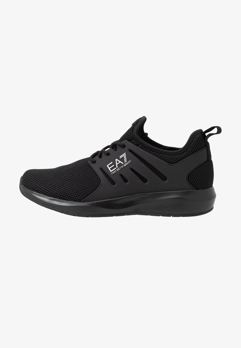 Baskets athlétiques noires avec tige en mesh, fermeture à lacets et logo EA7 Emporio Armani sur le côté, vues de l’extérieur.