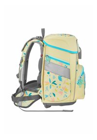 Gelber Rucksack mit Blumenmustern in Blau, Pink und Grün. Verfügt über mehrere Reißverschlussfächer und graue, gepolsterte Schultergurte.