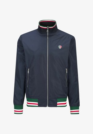 Marine bomberjack gemaakt van lichtgewicht materiaal met een hoge kraag, twee zijzakken met rits en gestreepte groene, rode en witte accenten op de manchetten.