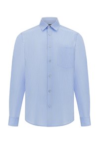 Chemise à manches longues bleu clair avec des rayures verticales blanches, fermeture par boutons et poche poitrine. Col et poignets finement détaillés.
