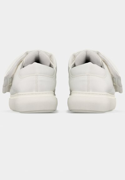 Τα λευκά αθλητικά παπούτσια διαθέτουν ανώτερο μέρος από λείο δέρμα, επενδεδυμένο κολάρο και ιμάντες με βέλκρο. Η σόλα έχει υφή και είναι ελαφρώς ανυψωμένη για άνεση.