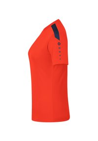 Camicia rossa a maniche corte con una texture liscia, dettagli in contrasto blu navy sulle spalle e particolari circolari grigi sulle maniche.
